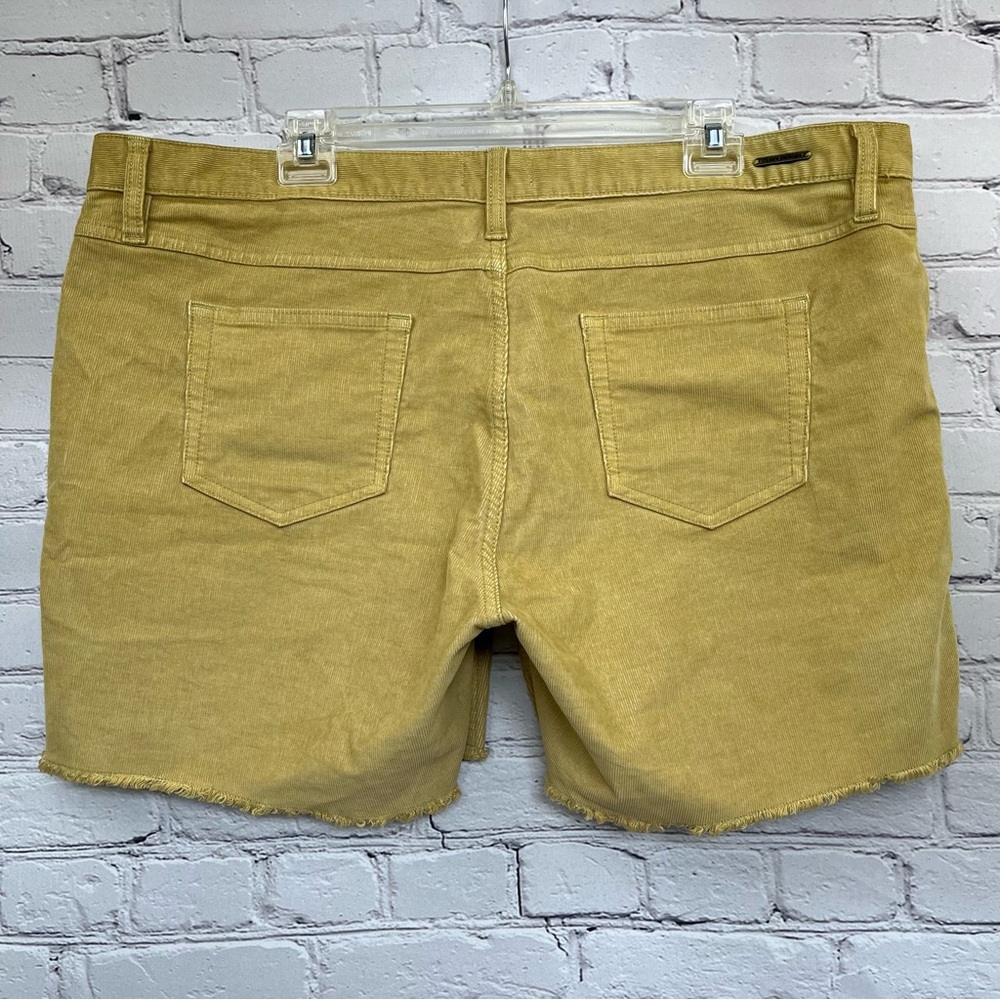 Carve Designs 'Oahu' High Rise 6” Raw Hem Corduroy Shorts Cumin Sz 16 - Picture 8 of 13